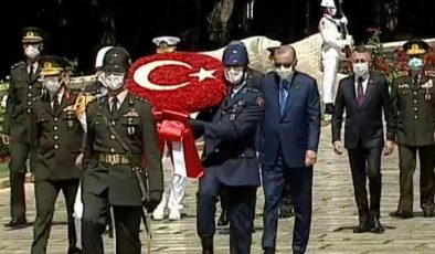 Cumhurbaşkanı Erdoğan ve YAŞ üyelerinden Anıtkabir’e ziyaret