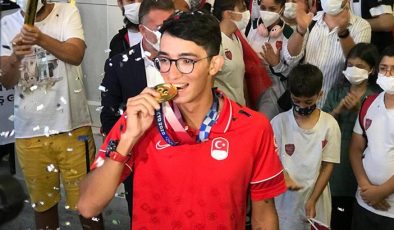 Olimpiyat şampiyonu Mete Gazoz altın madalyasıyla Federasyon Lideri Topaloğlu’nu ziyaret etti