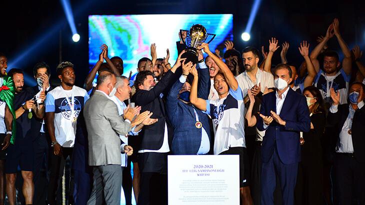 Son dakika haberi: Adana Demirspor kupa merasimi düzenledi