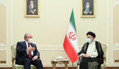 TBMM Lideri Şentop, İran Cumhurbaşkanı Reisi ile bir ortaya geldi