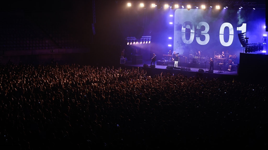 İspanya&#39;da Kovid-19 salgını döneminde sosyal mesafesiz yüksek katılımlı  konser deneyimi başarılı geçti